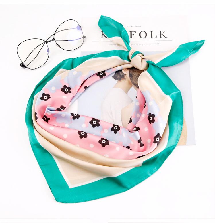 Tørkle med Blomster print i Satin Silk Grønn | Youtrend