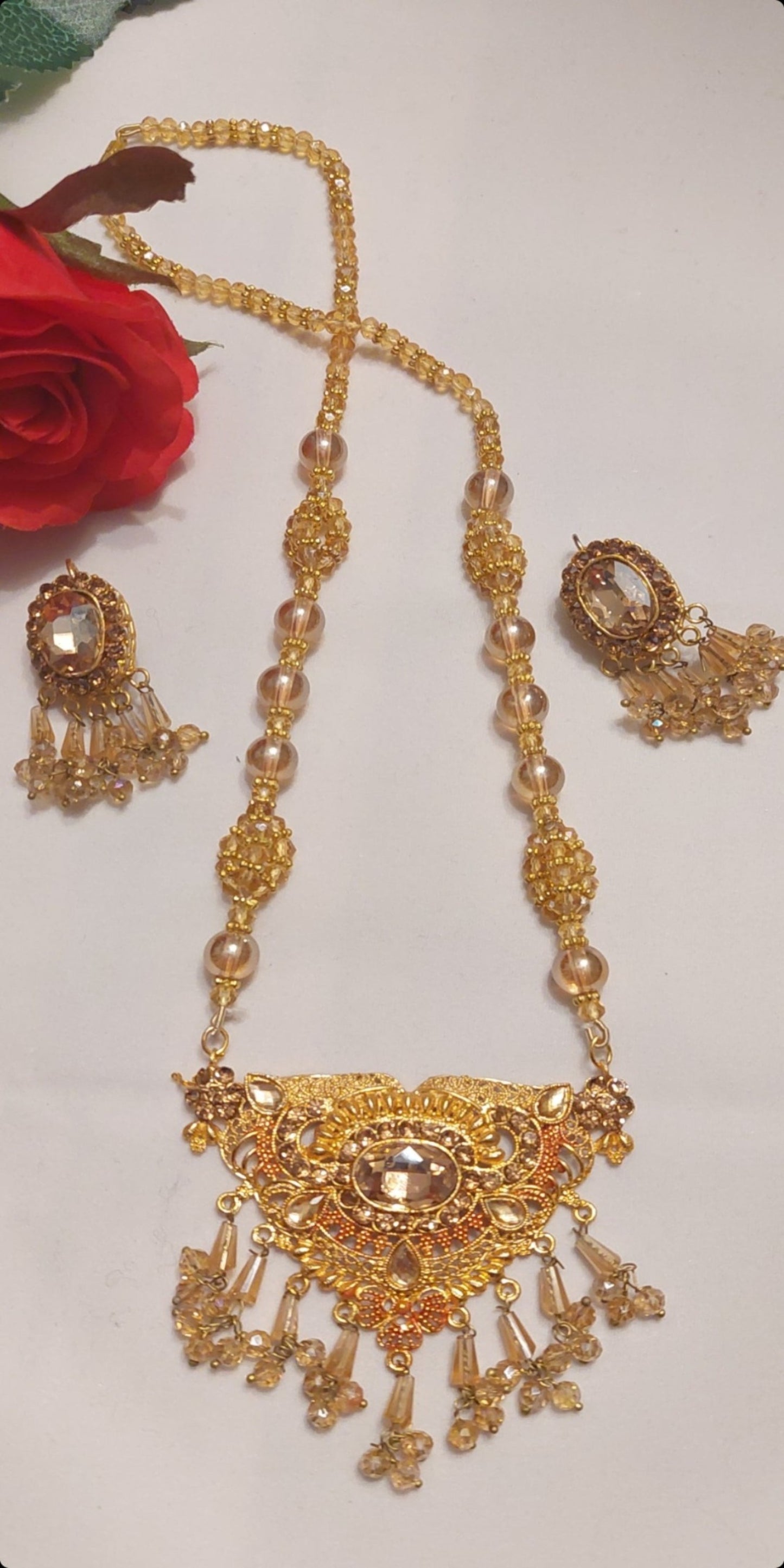 SETT MED HALSKJEDE OG ØREPYNT