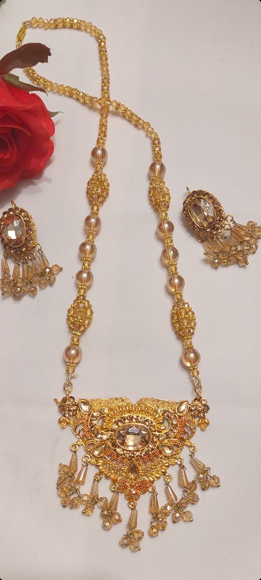 SETT MED HALSKJEDE OG ØREPYNT