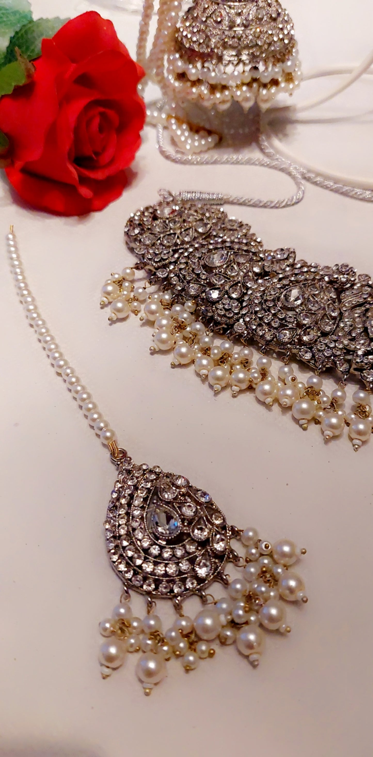 HÅNDLAGET ZIRKON SMYKKESETT