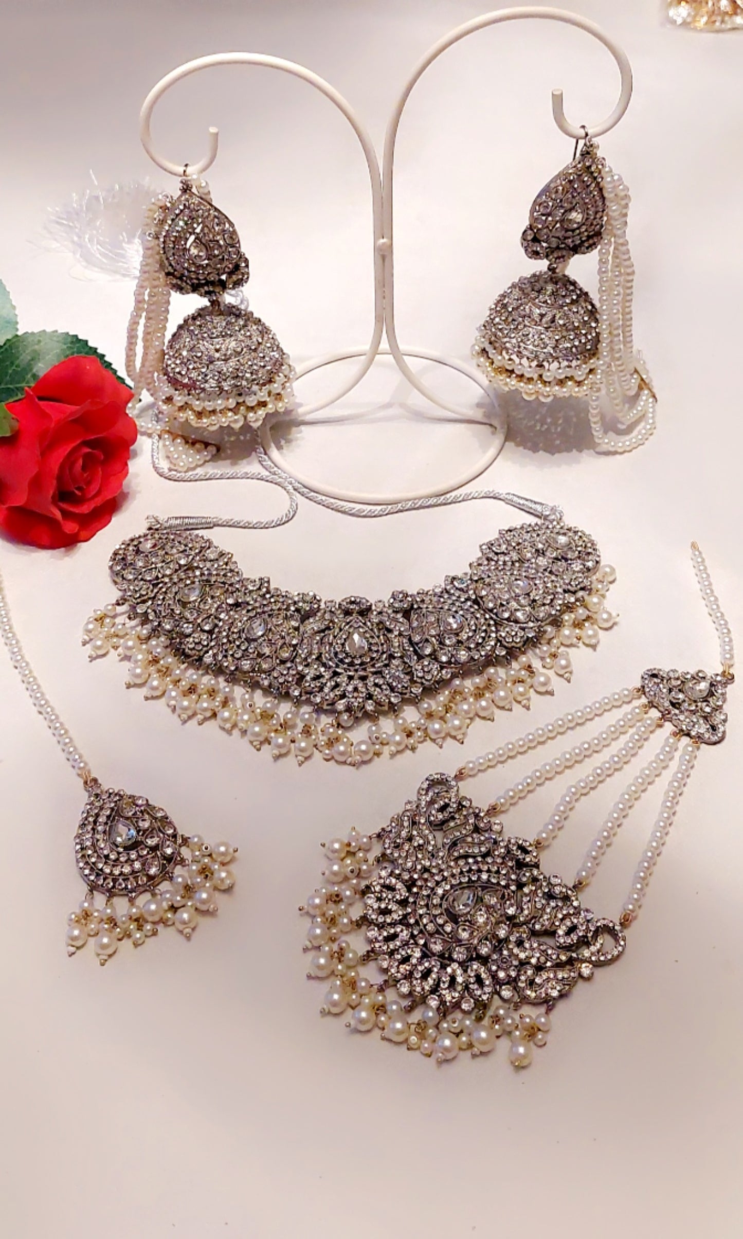 HÅNDLAGET ZIRKON SMYKKESETT