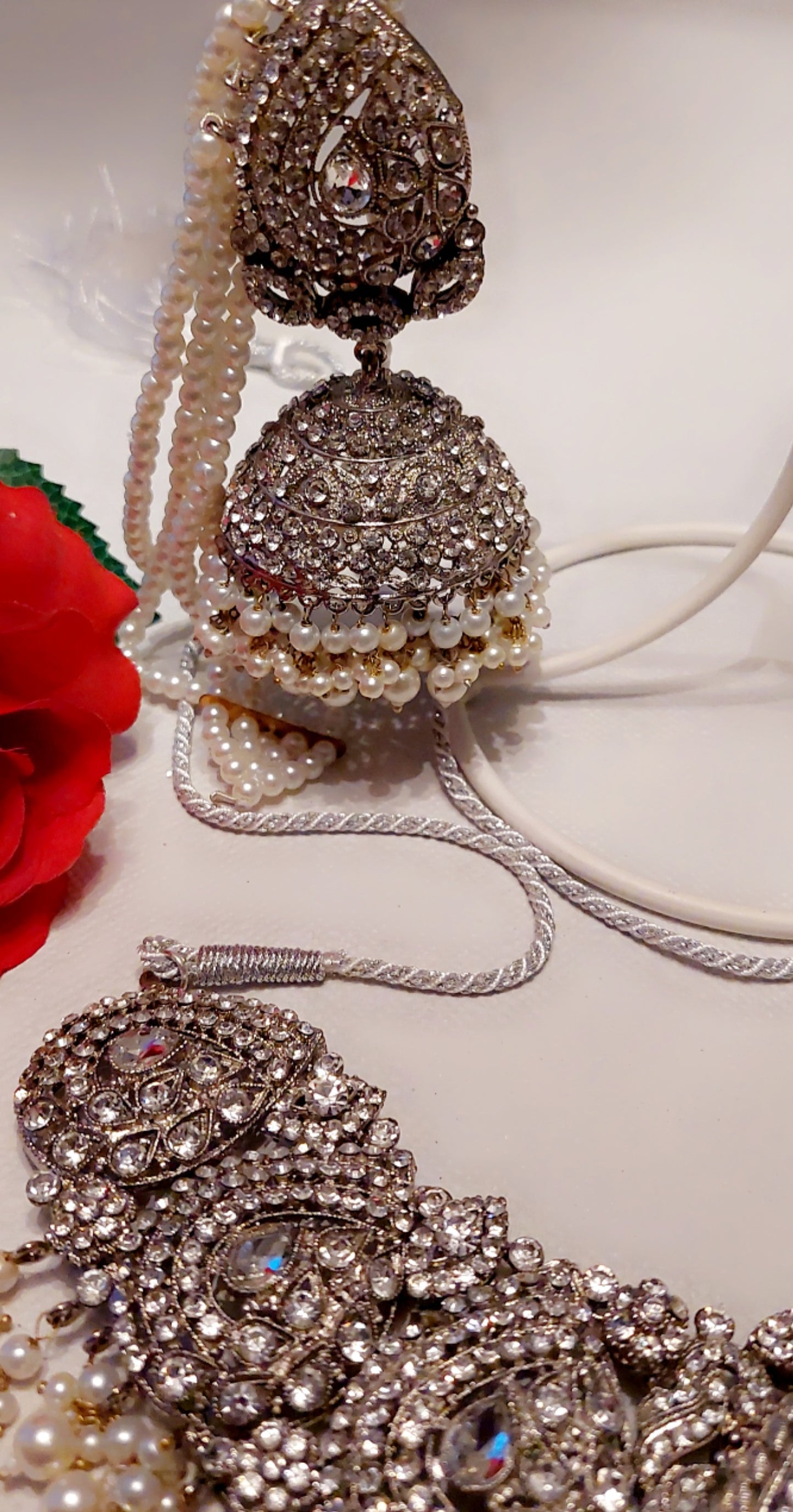 HÅNDLAGET ZIRKON SMYKKESETT