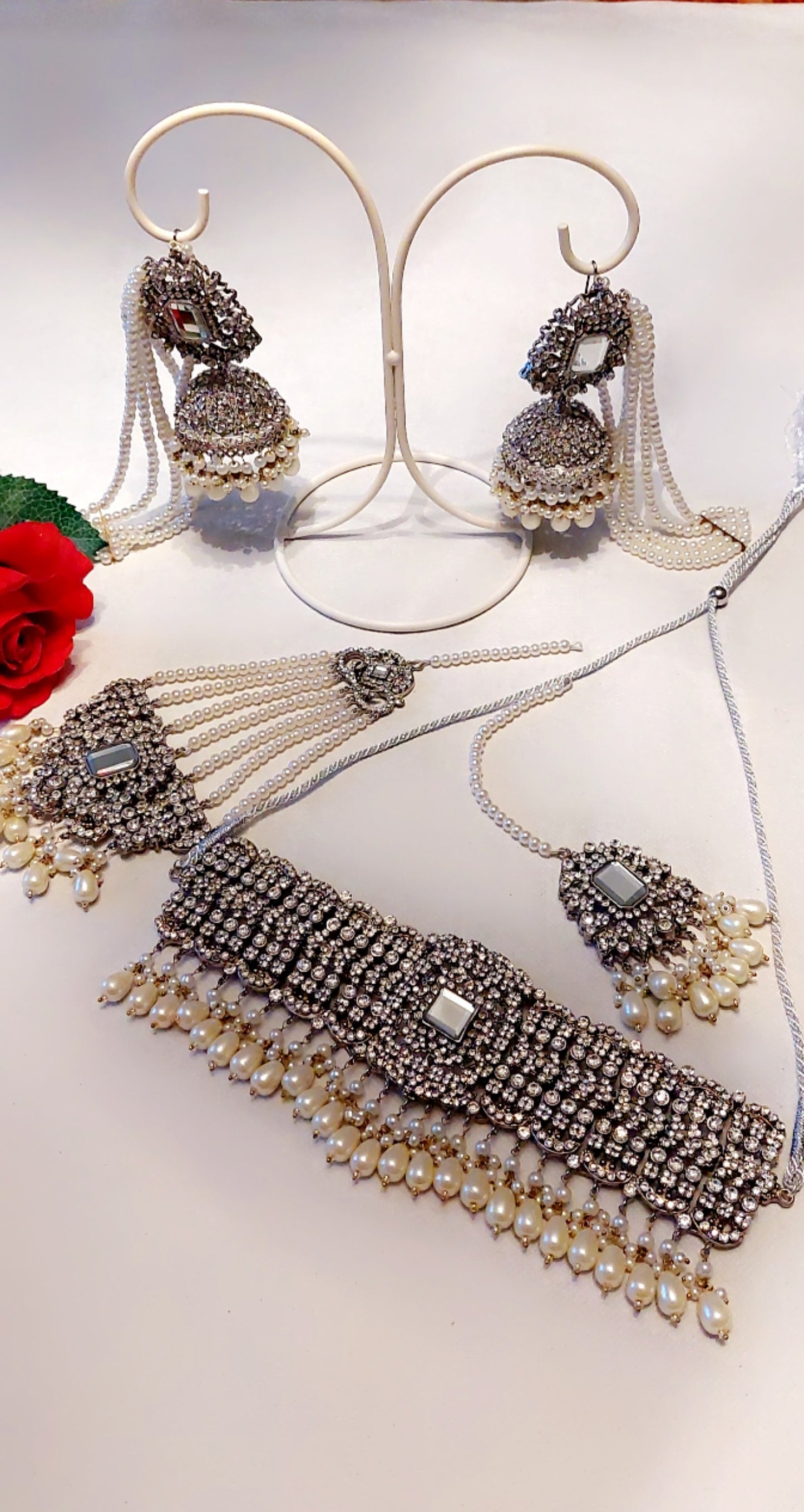 HÅNDLAGET EKSKLUSIV SMYKKESETT