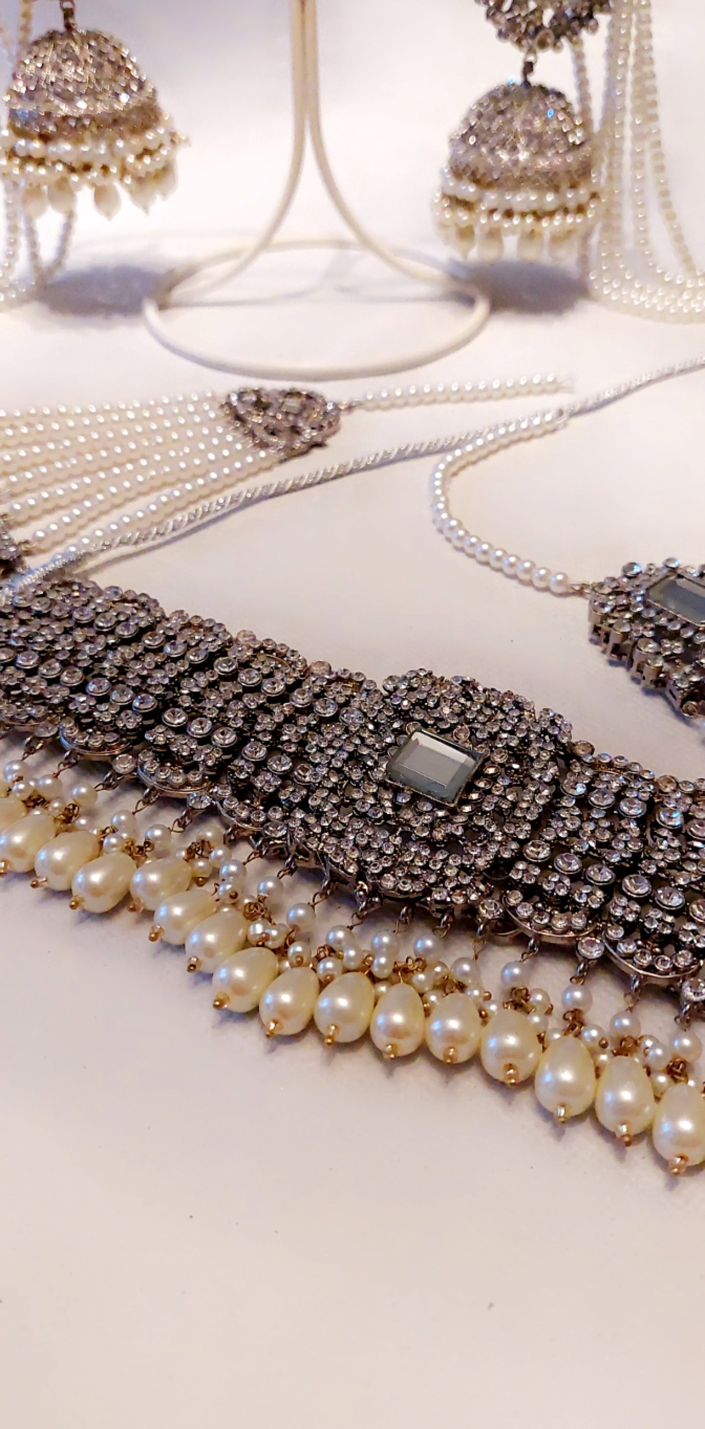 HÅNDLAGET EKSKLUSIV SMYKKESETT