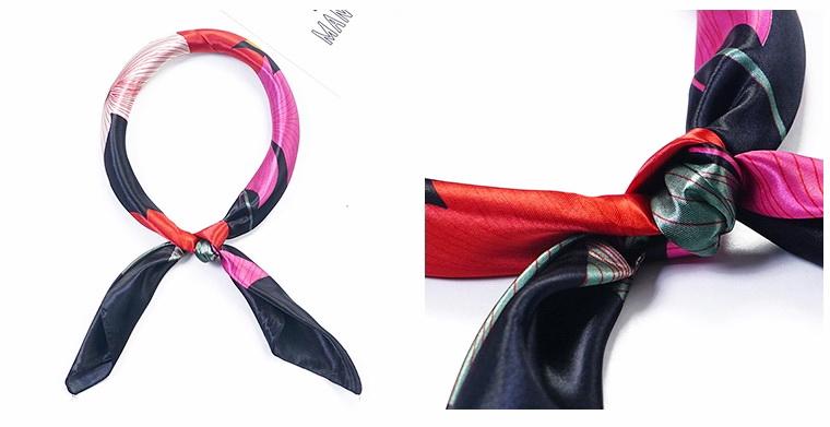 Tørkle Lotus print i Satin Silk feel Sort | Youtrend